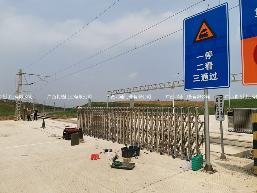 南宁国际铁路港(定制版460多米电动伸缩门工程)